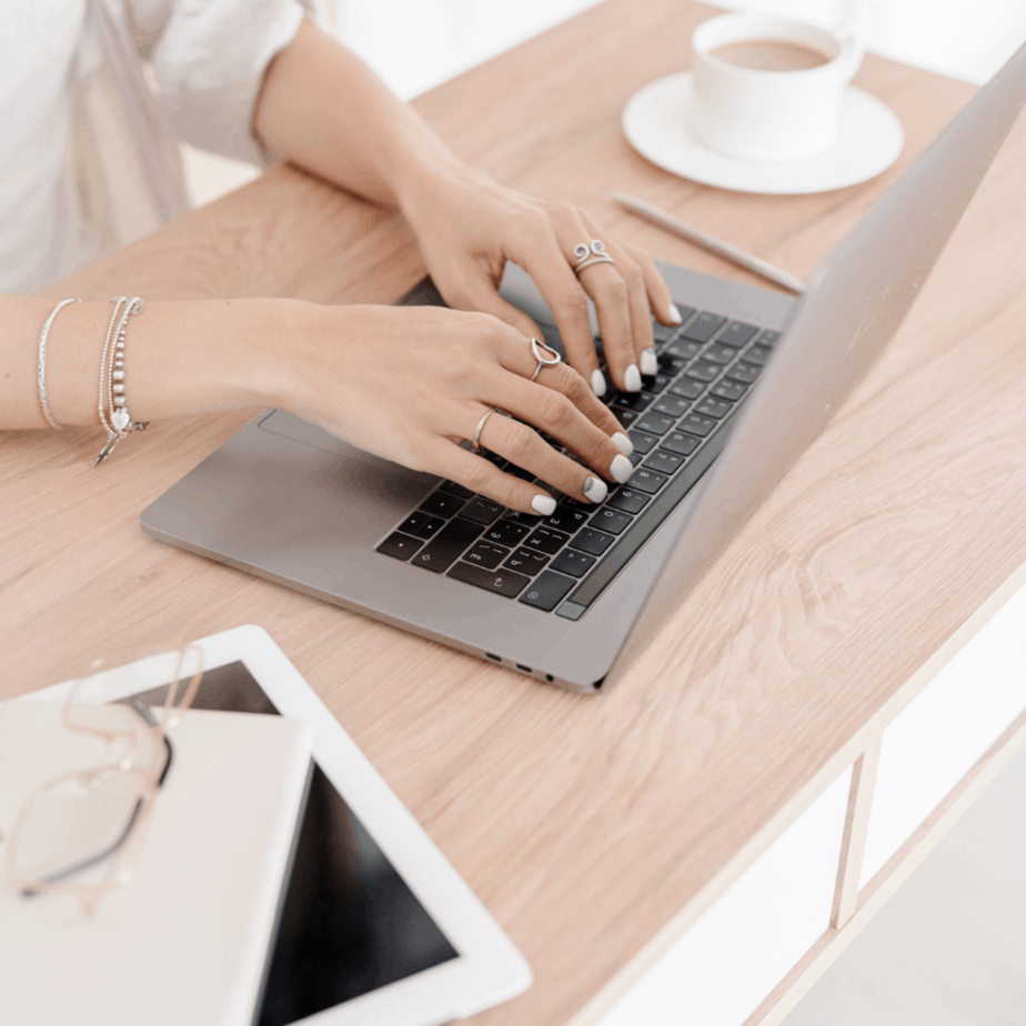 女人在家工作，笔记本电脑咖啡